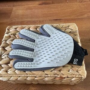 Pet grooming glove